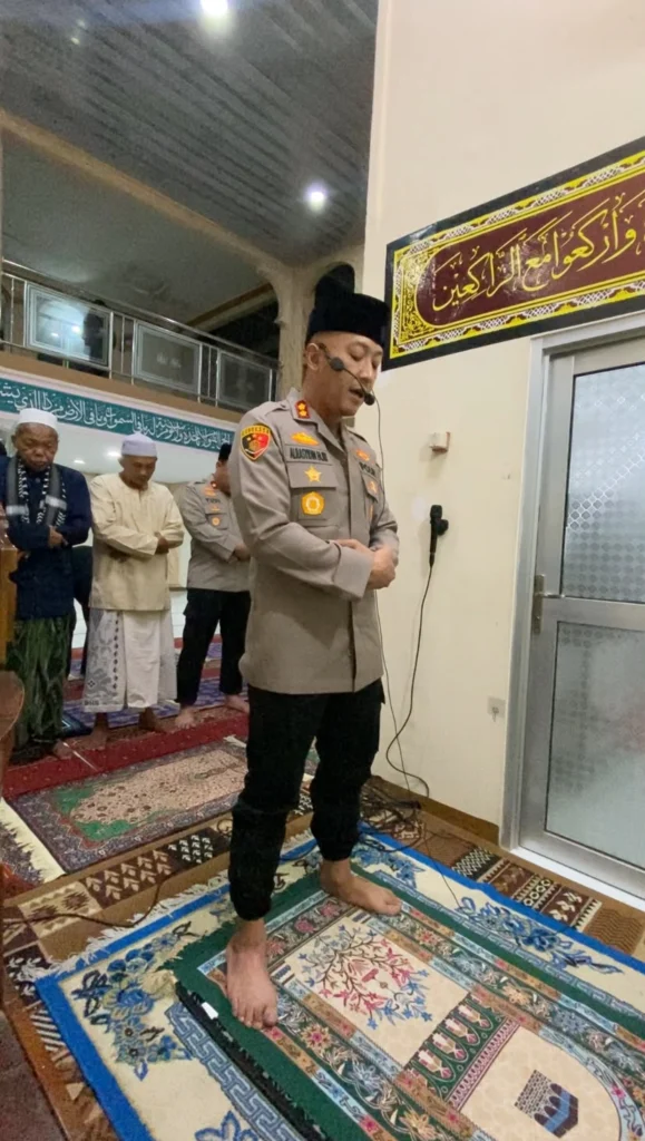 Portal Berita Indonesia dan Dunia Terkini Hari Ini, Update Harian Terbaru, Terlengkap, Tajam, Aktual dan Berimbang. Kapolres Pelabuhan Tanjung Priok Pimpin Salat Subuh Berjamaah di Muara Angke, Ajak Masyarakat Jaga Kerukunan dan Kamtibmas - Teropong Rakyat