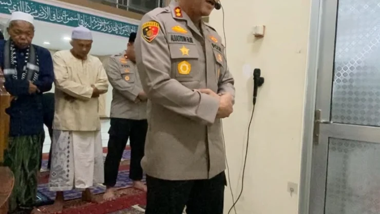 Kapolres Pelabuhan Tanjung Priok Pimpin Salat Subuh Berjamaah di Muara Angke, Ajak Masyarakat Jaga Kerukunan dan Kamtibmas