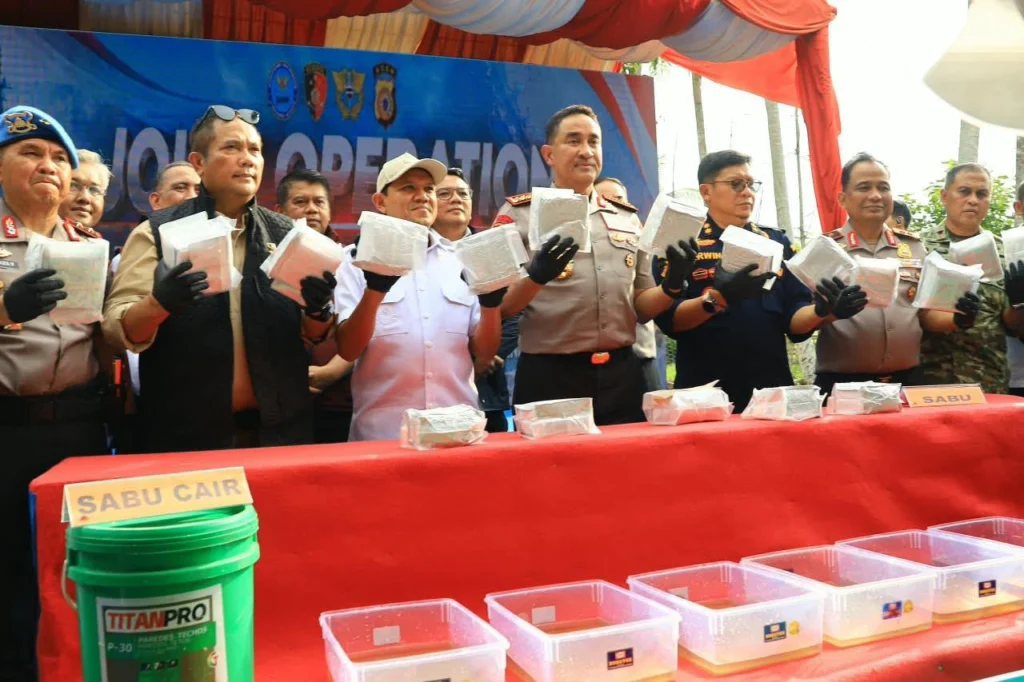Portal Berita Indonesia dan Dunia Terkini Hari Ini, Update Harian Terbaru, Terlengkap, Tajam, Aktual dan Berimbang. Kapolri: Tim Gabungan Sita Hampir 1,2 Ton Sabu dari Laboratorium Gelap di Aceh - Teropong Rakyat