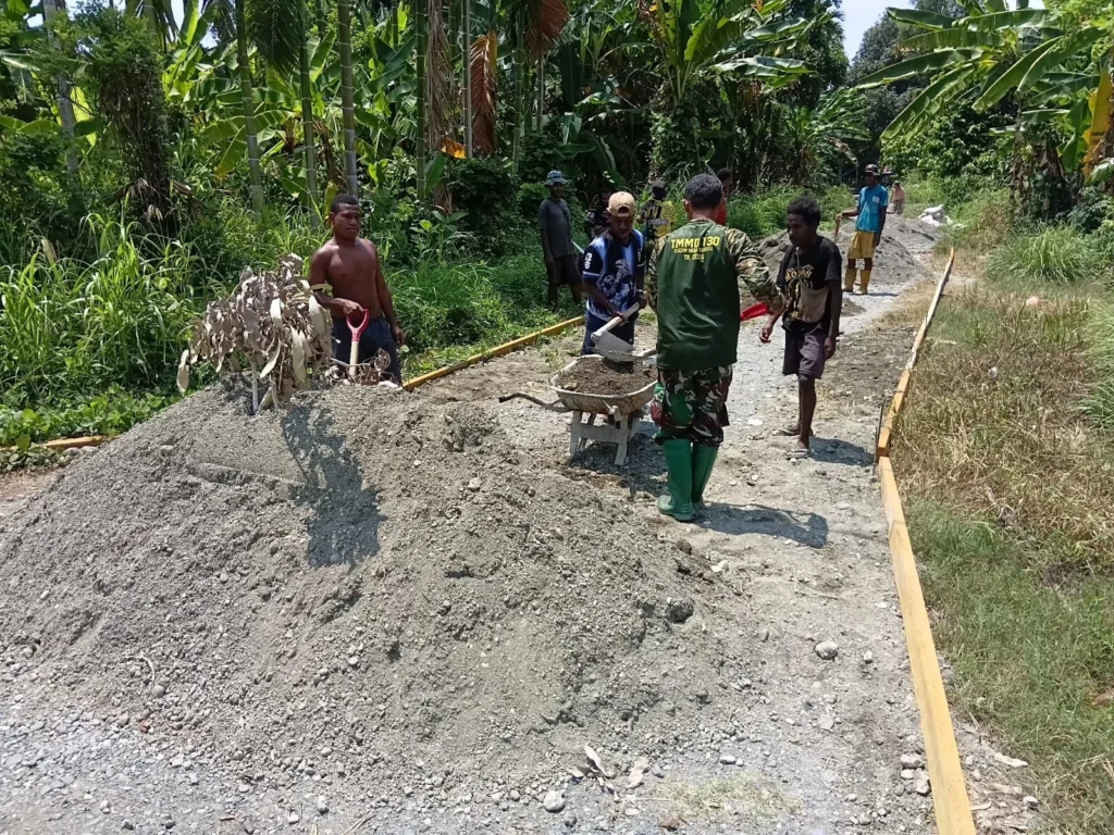 Portal Berita Indonesia dan Dunia Terkini Hari Ini, Update Harian Terbaru, Terlengkap, Tajam, Aktual dan Berimbang. Cuaca Panas Tak Surutkan Semangat, Satgas TMMD Ke-130 Bersama Warga Percepat Penyelesaian Akses Jalan Masyarakat - Teropong Rakyat