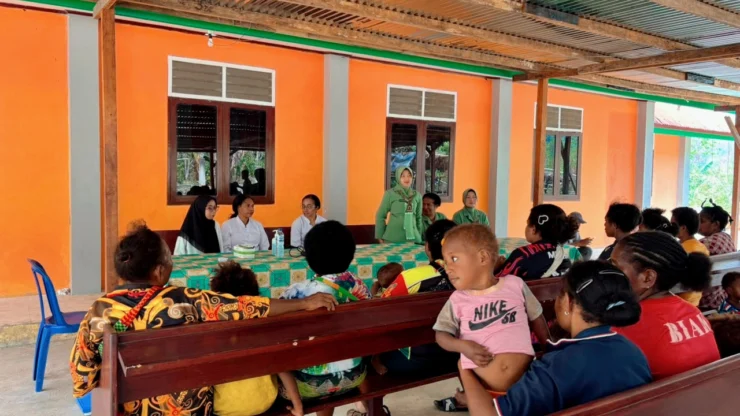 Portal Berita Indonesia dan Dunia Terkini Hari Ini, Update Harian Terbaru, Terlengkap, Tajam, Aktual dan Berimbang. Peduli Kesehatan ibu dan anak, Persit KCK Cabang XVII Kodim Mansel Gelar Sosialisasi Kesehatan Dalam TMMD Ke-130