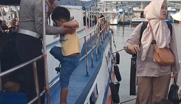Portal Berita Indonesia dan Dunia Terkini Hari Ini, Update Harian Terbaru, Terlengkap, Tajam, Aktual dan Berimbang. Polres Pelabuhan Tanjung Priok Perketat Pengamanan Wisatawan di Dermaga Kali Adem, Utamakan Keselamatan Penumpang Menuju Kepulauan Seribu
