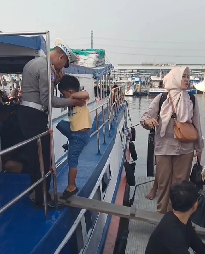 Polres Pelabuhan Tanjung Priok Perketat Pengamanan Wisatawan di Dermaga Kali Adem, Utamakan Keselamatan Penumpang Menuju Kepulauan Seribu - Teropong Rakyat