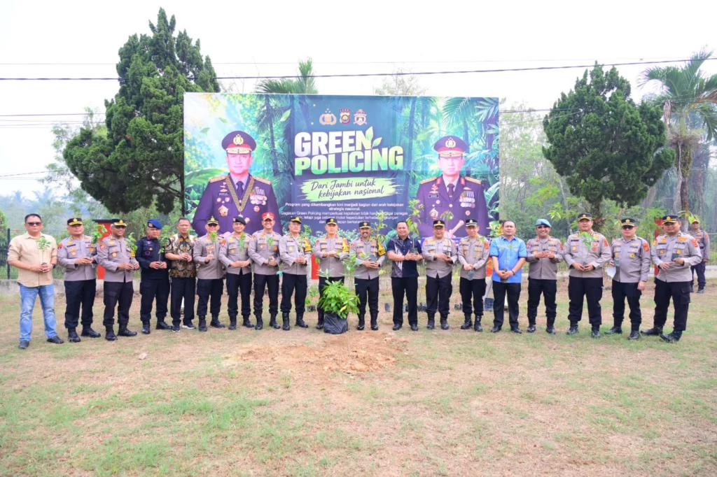 Portal Berita Indonesia dan Dunia Terkini Hari Ini, Update Harian Terbaru, Terlengkap, Tajam, Aktual dan Berimbang. Kapolda Jambi Pimpin Penanaman Pohon di SPN, Wujudkan Komitmen Green Policing dan Pelestarian Lingkungan - Teropong Rakyat