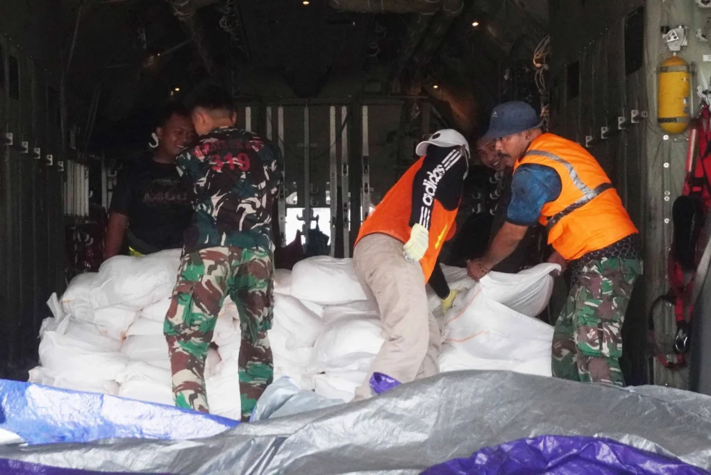 Portal Berita Indonesia dan Dunia Terkini Hari Ini, Update Harian Terbaru, Terlengkap, Tajam, Aktual dan Berimbang. TNI Semai 4,2 Ton Bahan Modifikasi Cuaca, Dukung Penanganan Karhutla di Kalimantan - Teropong Rakyat