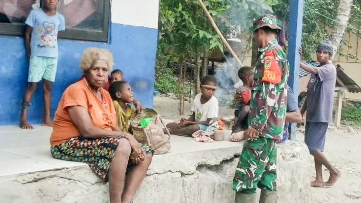 Lewat Silaturahmi, Babinsa Potowaiburu Ajak Warga Waspadai Karhutla