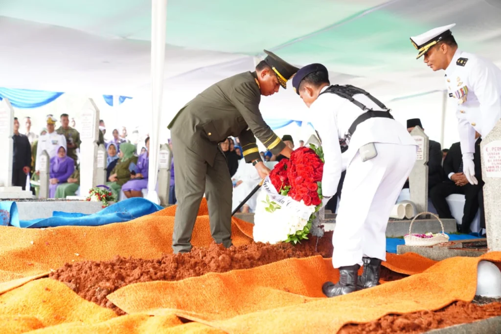 Portal Berita Indonesia dan Dunia Terkini Hari Ini, Update Harian Terbaru, Terlengkap, Tajam, Aktual dan Berimbang. Panglima TNI Pimpin Upacara Pemakaman Alm. Laksamana TNI (Purn) Widodo A. S. - Teropong Rakyat