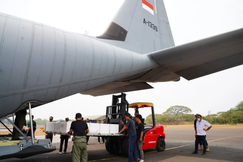 OMC Efektif Hentikan Karhutla, TNI Kirim 4,6 Ton Dry Ice ke Banjarmasin dan Palembang - Teropong Rakyat