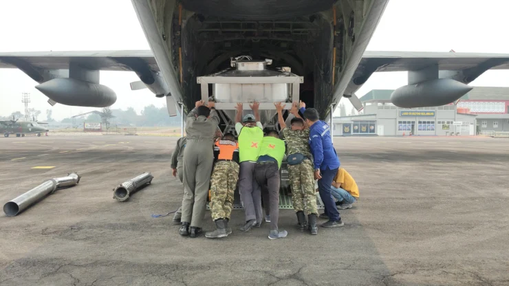 Portal Berita Indonesia dan Dunia Terkini Hari Ini, Update Harian Terbaru, Terlengkap, Tajam, Aktual dan Berimbang. Satgas Udara OMC Tabur 10 Ton Bahan Semai di Langit Palembang