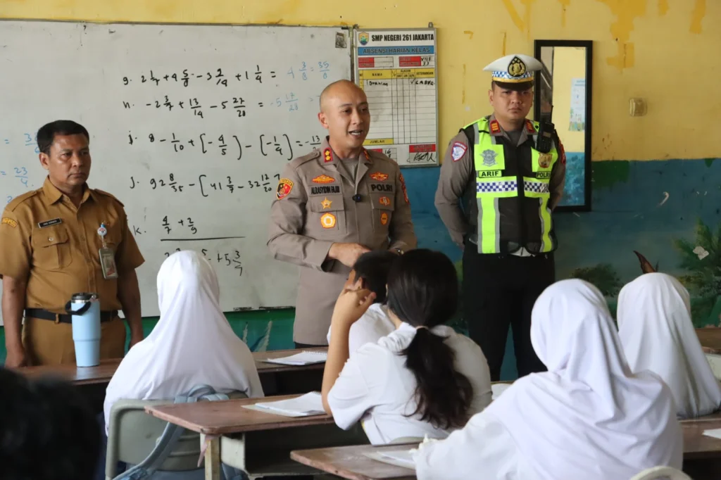 Kapolres Pelabuhan Tanjung Priok Turun Langsung Atur Lalu Lintas Muara Angke dan Berikan Motivasi Pendidikan kepada Siswa SMPN 261 - Teropong Rakyat