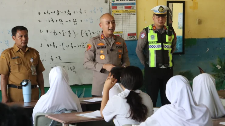 Kapolres Pelabuhan Tanjung Priok Turun Langsung Atur Lalu Lintas Muara Angke dan Berikan Motivasi Pendidikan kepada Siswa SMPN 261