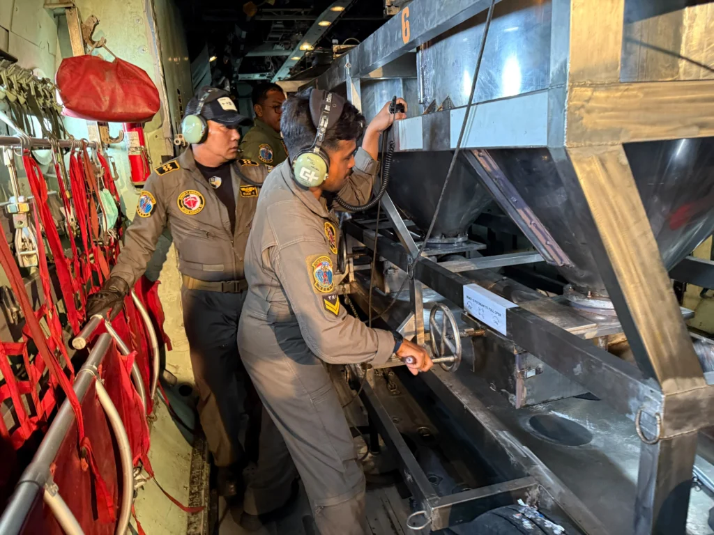 TNI Kerahkan Pesawat Udara Semai Lebih dari 10 Ton Bahan Untuk OMC Atasi Karhutla di Kalimantan - Teropong Rakyat