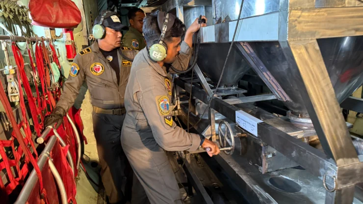Portal Berita Indonesia dan Dunia Terkini Hari Ini, Update Harian Terbaru, Terlengkap, Tajam, Aktual dan Berimbang. TNI Kerahkan Pesawat Udara Semai Lebih dari 10 Ton Bahan Untuk OMC Atasi Karhutla di Kalimantan