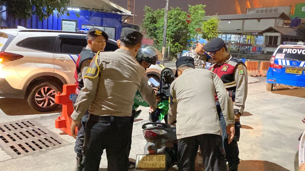 Portal Berita Indonesia dan Dunia Terkini Hari Ini, Update Harian Terbaru, Terlengkap, Tajam, Aktual dan Berimbang. Polres Pelabuhan Tanjung Priok Gelar Patroli Cipta Kondisi Dini Hari, Antisipasi Kejahatan Jalanan dan Gangguan Kamtibmas - Teropong Rakyat