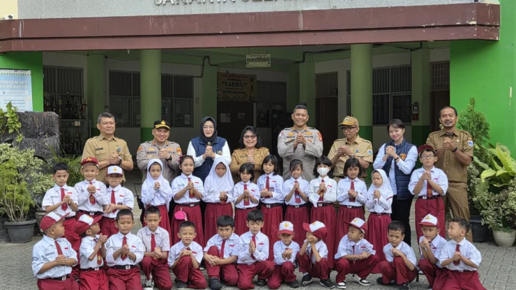 Portal Berita Indonesia dan Dunia Terkini Hari Ini, Update Harian Terbaru, Terlengkap, Tajam, Aktual dan Berimbang. Polisi Peduli Pendidikan, Polda Metro Jaya Edukasi Siswa Cegah Perundungan