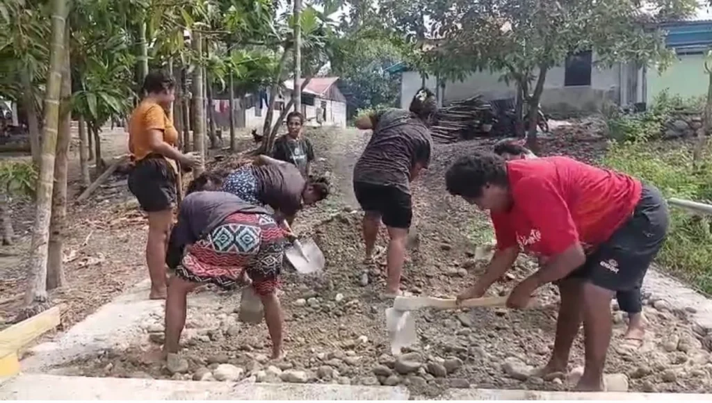 Demi Kampung Lebih Maju, Mama-Mama Kampung Yamboi Turun Tangan Bantu Satgas TMMD - Teropong Rakyat