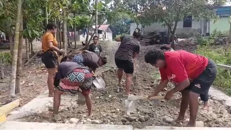 Portal Berita Indonesia dan Dunia Terkini Hari Ini, Update Harian Terbaru, Terlengkap, Tajam, Aktual dan Berimbang. Demi Kampung Lebih Maju, Mama-Mama Kampung Yamboi Turun Tangan Bantu Satgas TMMD