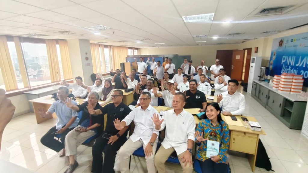 Portal Berita Indonesia dan Dunia Terkini Hari Ini, Update Harian Terbaru, Terlengkap, Tajam, Aktual dan Berimbang. Buka OKK Angkatan 25-2026, Ketua PWI Jaya Kesit B Handoyo: Wartawan Harus Bisa Menulis. - Teropong Rakyat