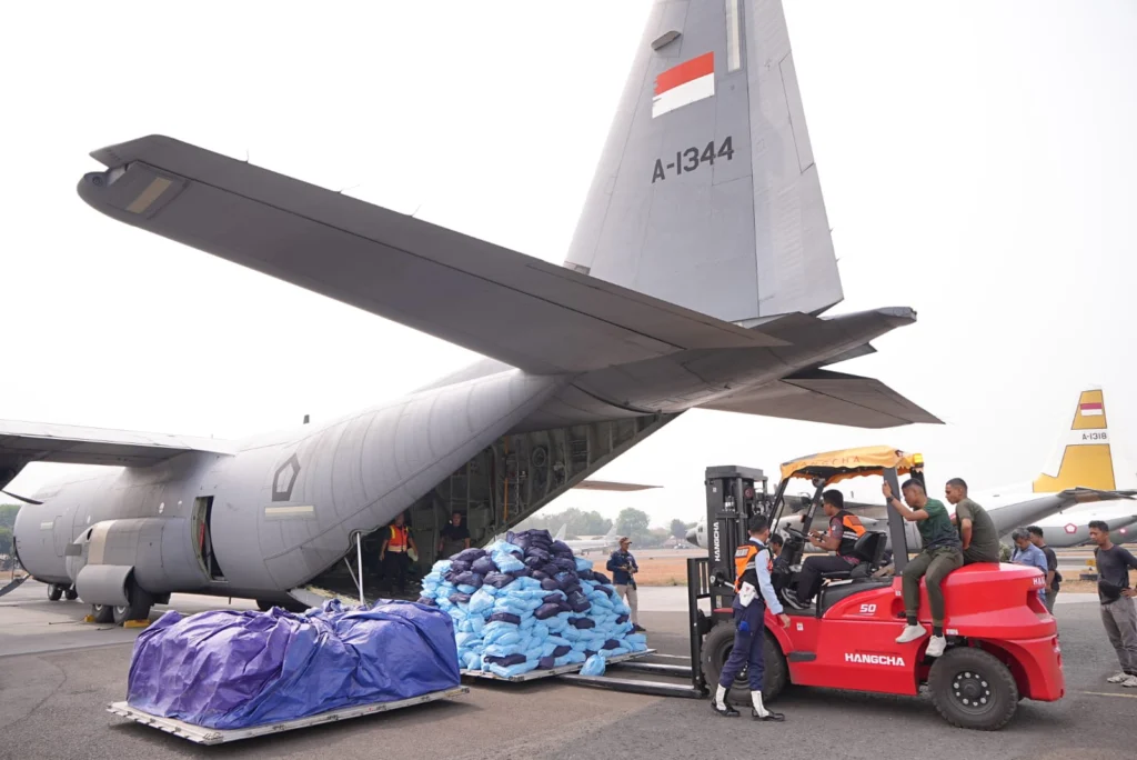 Portal Berita Indonesia dan Dunia Terkini Hari Ini, Update Harian Terbaru, Terlengkap, Tajam, Aktual dan Berimbang. Memasuki Hari Kesebelas OMC, TNI Kirim 9,5 Ton Dry Ice dan NaCl ke Banjarmasin - Teropong Rakyat