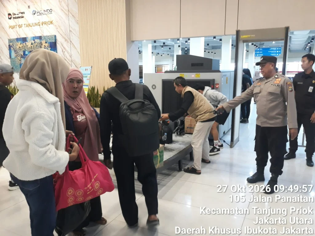 Portal Berita Indonesia dan Dunia Terkini Hari Ini, Update Harian Terbaru, Terlengkap, Tajam, Aktual dan Berimbang. Polres Pelabuhan Tanjung Priok Laksanakan, Pelayanan Dan Pengamanan Embarkasi KM Kelimutu Tujuan Pontianak, 424 Penumpang Terlayani Aman dan Tertib - Teropong Rakyat