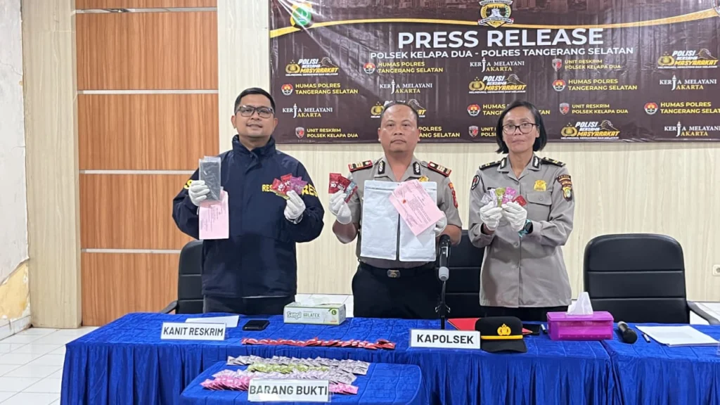 Portal Berita Indonesia dan Dunia Terkini Hari Ini, Update Harian Terbaru, Terlengkap, Tajam, Aktual dan Berimbang. Polsek Kelapa Dua Ungkap Kasus Narkotika Jenis Etomidate - Teropong Rakyat