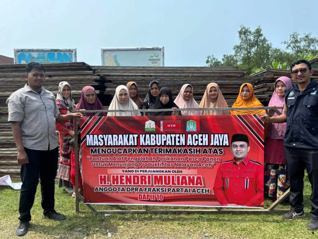 Hendri Muliana Salurkan Bantuan Ribuan Para-Para dan Fiber Ikan Kepada Masyarakat Nelayan di Aceh jaya - Teropong Rakyat