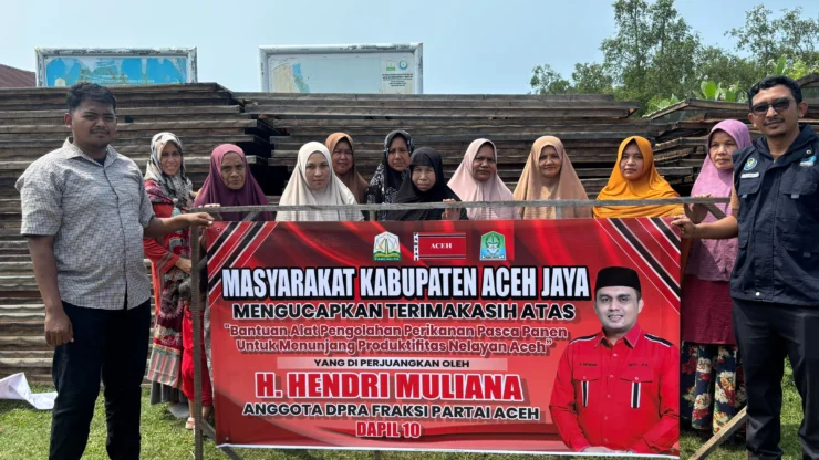 Hendri Muliana Salurkan Bantuan Ribuan Para-Para dan Fiber Ikan Kepada Masyarakat Nelayan di Aceh jaya
