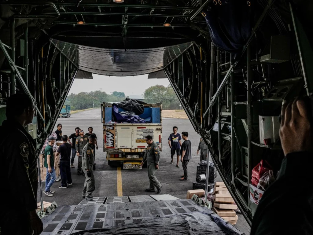 Portal Berita Indonesia dan Dunia Terkini Hari Ini, Update Harian Terbaru, Terlengkap, Tajam, Aktual dan Berimbang. Percepat Penanganan Karhutla, TNI Kirim 23 Ton Garam Semai ke Palembang dan Banjarmasin - Teropong Rakyat