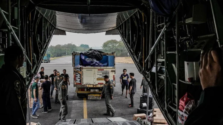 Portal Berita Indonesia dan Dunia Terkini Hari Ini, Update Harian Terbaru, Terlengkap, Tajam, Aktual dan Berimbang. Percepat Penanganan Karhutla, TNI Kirim 23 Ton Garam Semai ke Palembang dan Banjarmasin