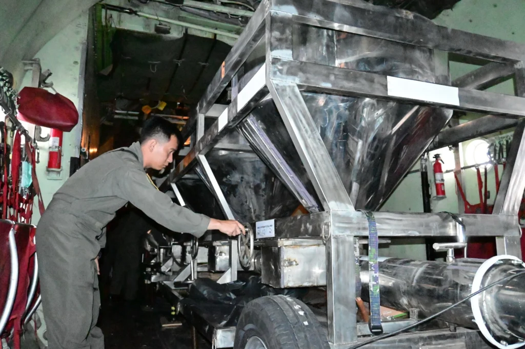 Portal Berita Indonesia dan Dunia Terkini Hari Ini, Update Harian Terbaru, Terlengkap, Tajam, Aktual dan Berimbang. TNI Semai 9,2 Ton Garam dan 1,6 Ton Dry Ice Atasi Karhutla di Kalimantan - Teropong Rakyat