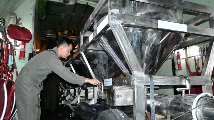 Portal Berita Indonesia dan Dunia Terkini Hari Ini, Update Harian Terbaru, Terlengkap, Tajam, Aktual dan Berimbang. TNI Semai 9,2 Ton Garam dan 1,6 Ton Dry Ice Atasi Karhutla di Kalimantan