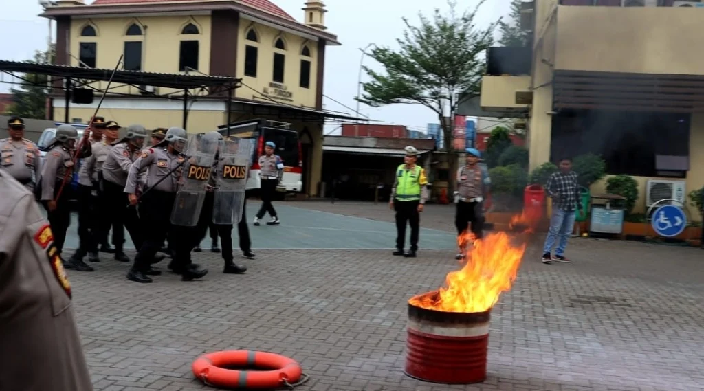 Polres Pelabuhan Tanjung Priok Gelar Simulasi Pemadaman Api, Tingkatkan Kesiapsiagaan Personel Hadapi Aksi Unjuk Rasa - Teropong Rakyat