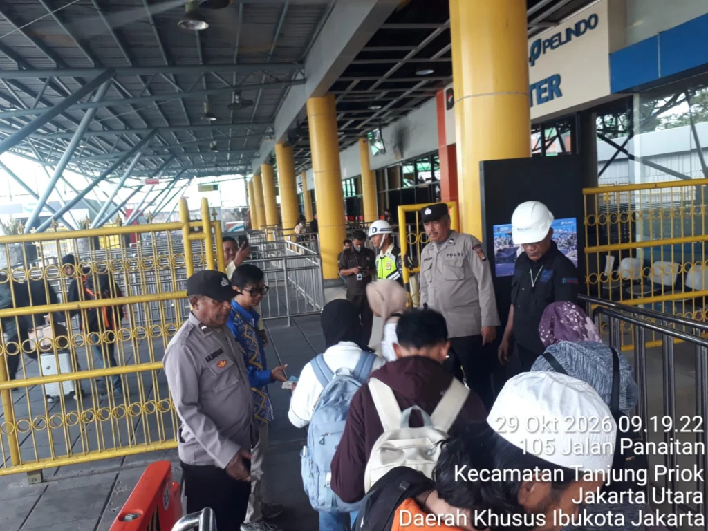 Portal Berita Indonesia dan Dunia Terkini Hari Ini, Update Harian Terbaru, Terlengkap, Tajam, Aktual dan Berimbang. Polres Pelabuhan Tanjung Priok Laksanakan Pelayanan dan Pengamanan Embarkasi KM Labobar, 1.313 Penumpang Menuju Surabaya - Teropong Rakyat
