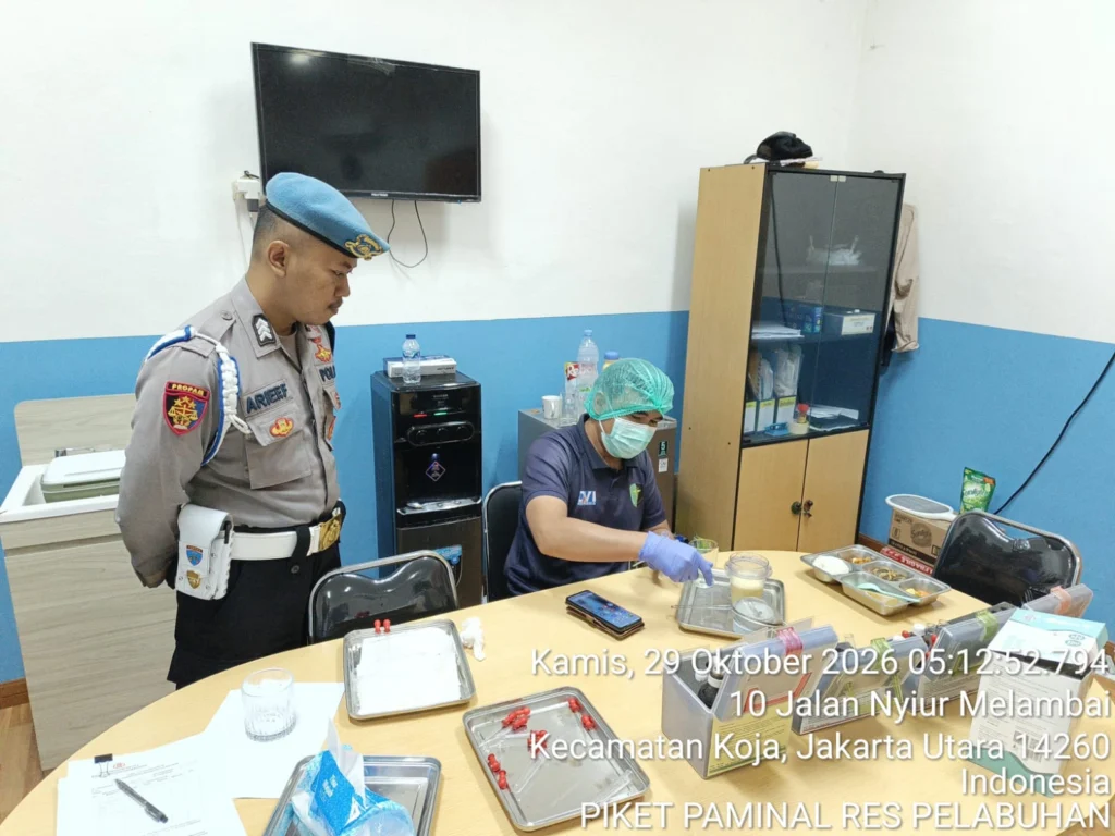 Portal Berita Indonesia dan Dunia Terkini Hari Ini, Update Harian Terbaru, Terlengkap, Tajam, Aktual dan Berimbang. dokkes polres pelabuhan tanjung priok laksanakan food safety mbg polri, hasil pemeriksaan dinyatakan layak konsumsi - Teropong Rakyat