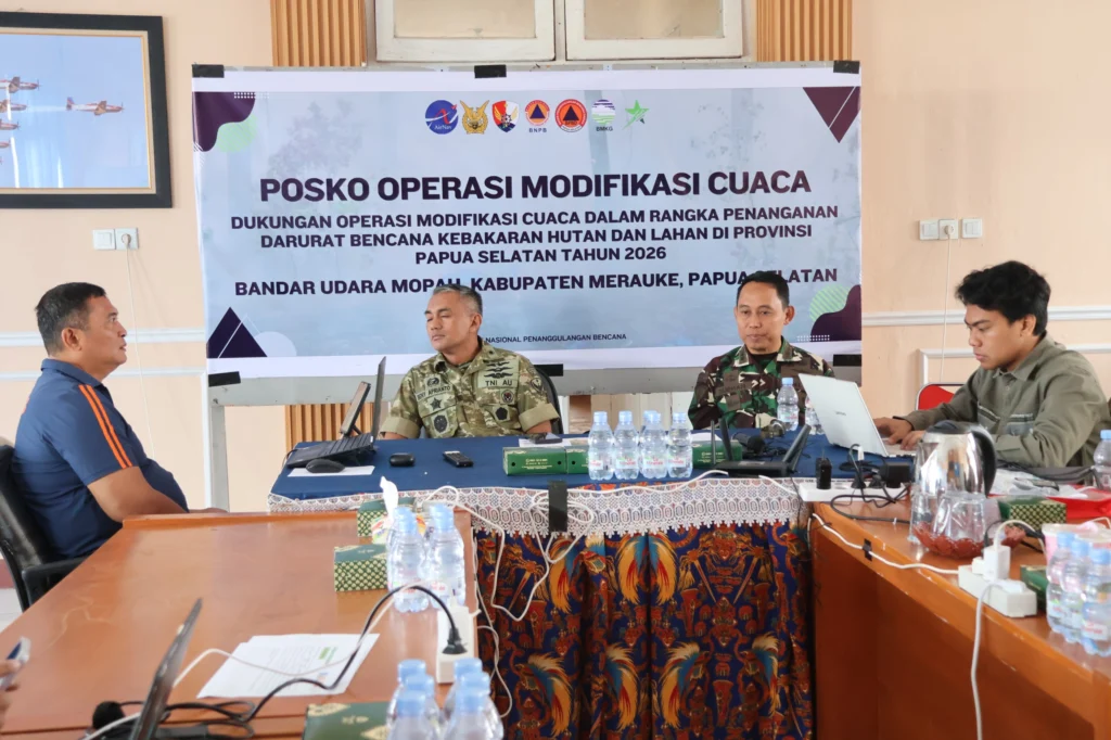 Portal Berita Indonesia dan Dunia Terkini Hari Ini, Update Harian Terbaru, Terlengkap, Tajam, Aktual dan Berimbang. TNI Dukung Operasi Modifikasi Cuaca di Papua Selatan, Semai 10 Ton Garam - Teropong Rakyat