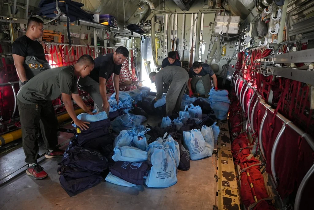 Portal Berita Indonesia dan Dunia Terkini Hari Ini, Update Harian Terbaru, Terlengkap, Tajam, Aktual dan Berimbang. Percepat Penanganan Karhutla, TNI Kirimkan 20 Ton NaCl dan 600 Kg Dry Ice ke Palembang dan Banjarmasin - Teropong Rakyat