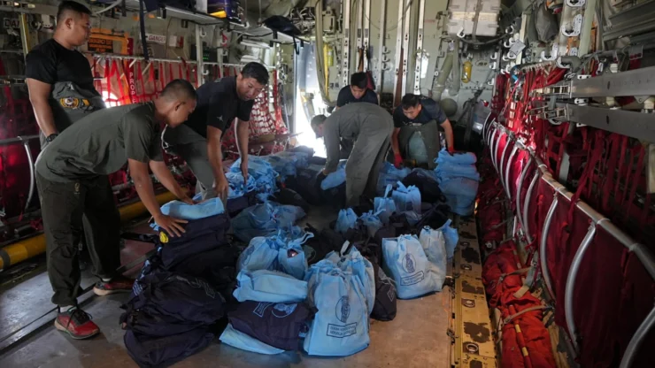 Portal Berita Indonesia dan Dunia Terkini Hari Ini, Update Harian Terbaru, Terlengkap, Tajam, Aktual dan Berimbang. Percepat Penanganan Karhutla, TNI Kirimkan 20 Ton NaCl dan 600 Kg Dry Ice ke Palembang dan Banjarmasin