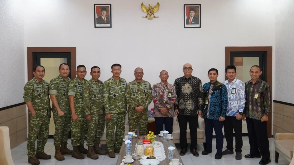 Portal Berita Indonesia dan Dunia Terkini Hari Ini, Update Harian Terbaru, Terlengkap, Tajam, Aktual dan Berimbang. Benteng Energi Nasional: Kilang Pertamina Balikpapan dan Kogabwilhan II Perkuat Sinergi Pengamanan Obvitnas - Teropong Rakyat