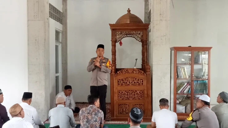 Portal Berita Indonesia dan Dunia Terkini Hari Ini, Update Harian Terbaru, Terlengkap, Tajam, Aktual dan Berimbang. Kapolres Pakpak Bharat AKBP M. Agustiawan Sholat Jumat di Masjid Nurul Islam Salak, Ajak Warga Jaga Kamtibmas dan Perangi Narkoba