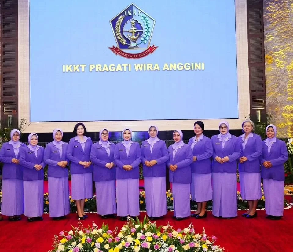 Portal Berita Indonesia dan Dunia Terkini Hari Ini, Update Harian Terbaru, Terlengkap, Tajam, Aktual dan Berimbang. Ketum IKKT Pragat Wira Anggini Pimpin Pengangkatan Ny. Rahmi Muzafar Sebagai Ketua IKKT PWA Cabang BS II Kogabwilhan II - Teropong Rakyat