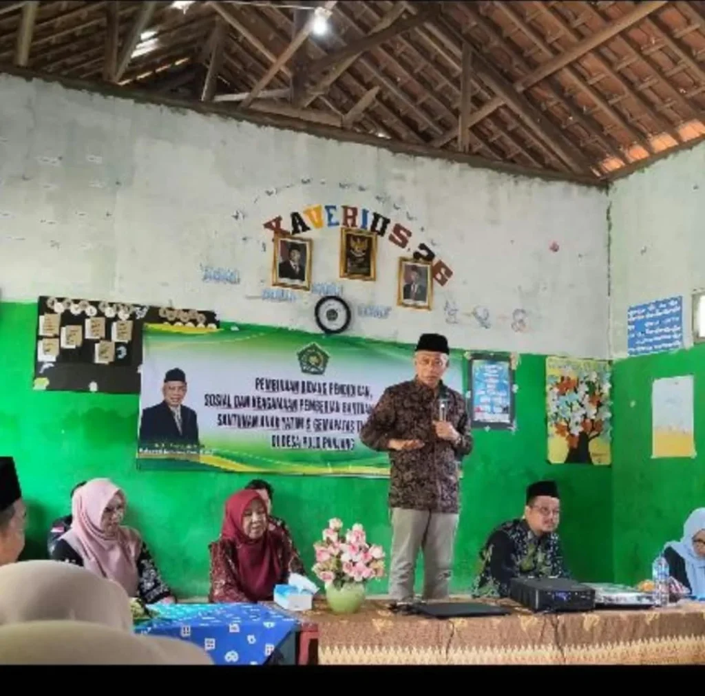 Kepala Kamenag Kanwil Banten Salurkan Bantuan Sosial di Pulo Panjang - Teropong Rakyat