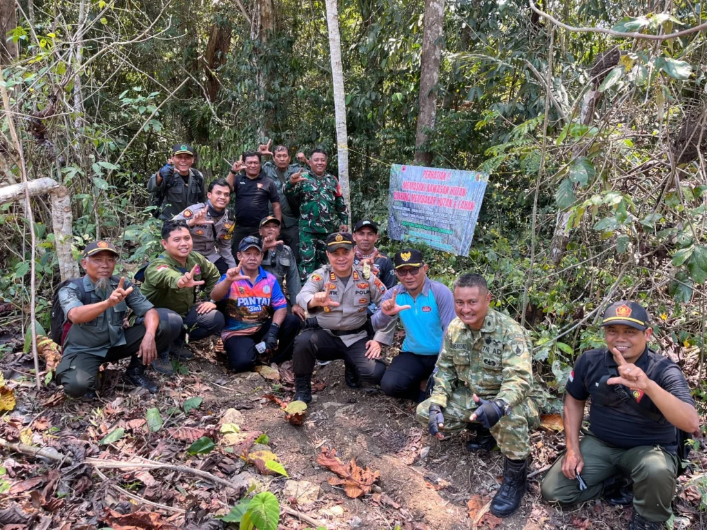 Portal Berita Indonesia dan Dunia Terkini Hari Ini, Update Harian Terbaru, Terlengkap, Tajam, Aktual dan Berimbang. Koramil 12 Bantur Bersama Muspika Gelar Patroli, Cegah Karhutla di Kawasan Hutan Srigonco - Teropong Rakyat