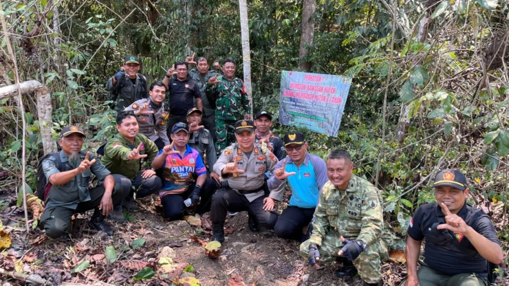Portal Berita Indonesia dan Dunia Terkini Hari Ini, Update Harian Terbaru, Terlengkap, Tajam, Aktual dan Berimbang. Koramil 12 Bantur Bersama Muspika Gelar Patroli, Cegah Karhutla di Kawasan Hutan Srigonco