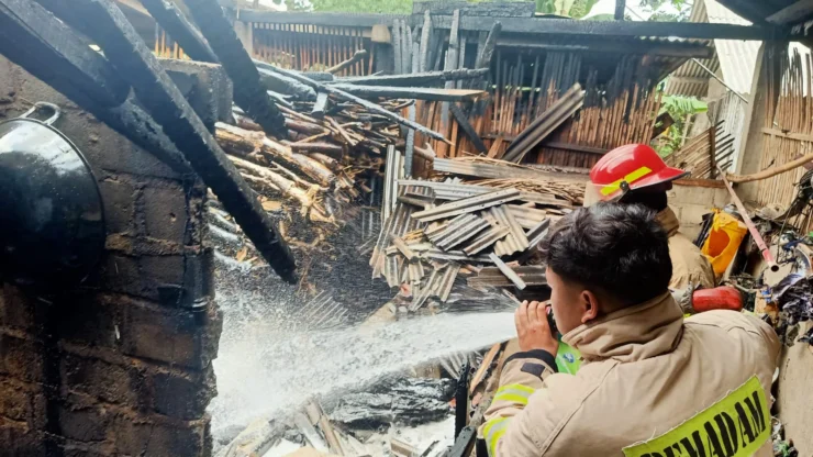 Portal Berita Indonesia dan Dunia Terkini Hari Ini, Update Harian Terbaru, Terlengkap, Tajam, Aktual dan Berimbang. Kebakaran Rumah di Ternyang Sumberpucung, Kerugian DiTaksir Puluhan Juta