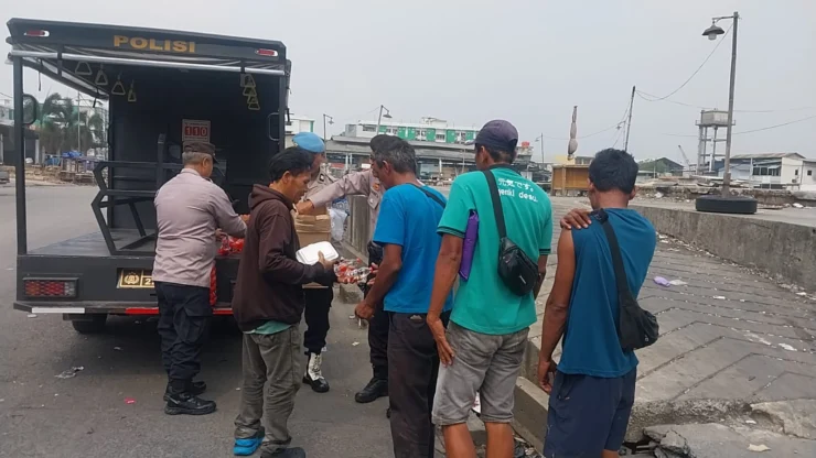 Portal Berita Indonesia dan Dunia Terkini Hari Ini, Update Harian Terbaru, Terlengkap, Tajam, Aktual dan Berimbang. Jumat Peduli, Polsek Kawasan Muara Baru Bagikan 30 Paket Nasi Siap Saji dan Air Mineral kepada Masyarakat Pelabuhan