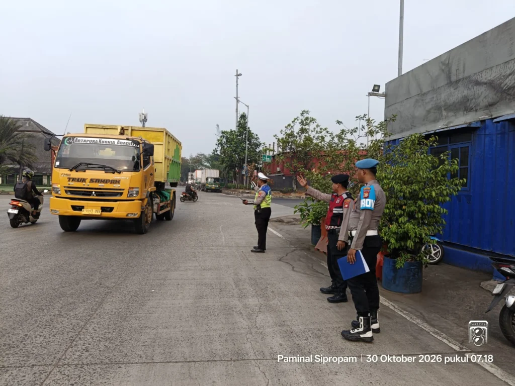 Polres Pelabuhan Tanjung Priok Gelar Pengaturan Lalu Lintas Pagi Hari, Pastikan Aktivitas Masyarakat Berjalan Lancar dan Aman - Teropong Rakyat