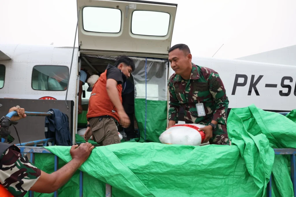 Portal Berita Indonesia dan Dunia Terkini Hari Ini, Update Harian Terbaru, Terlengkap, Tajam, Aktual dan Berimbang. TNI Semai Garam dan Dry Ice untuk Dukung Penanganan Karhutla di Papua Selatan - Teropong Rakyat