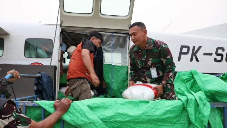 Portal Berita Indonesia dan Dunia Terkini Hari Ini, Update Harian Terbaru, Terlengkap, Tajam, Aktual dan Berimbang. TNI Semai Garam dan Dry Ice untuk Dukung Penanganan Karhutla di Papua Selatan