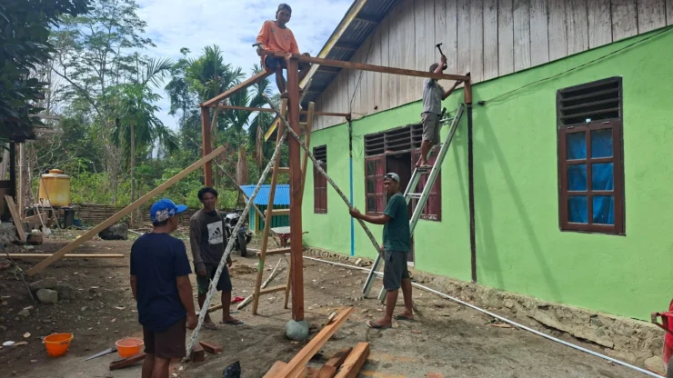 Portal Berita Indonesia dan Dunia Terkini Hari Ini, Update Harian Terbaru, Terlengkap, Tajam, Aktual dan Berimbang. Satgas TMMD Ke-130 Fokus Pembangunan RTLH Di Kampung Yamboi Gunung