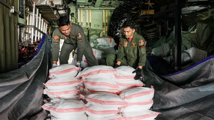 Percepat Penanganan Karhutla, TNI Kirimkan 20 Ton NaCl ke Banjarmasin dan Palembang